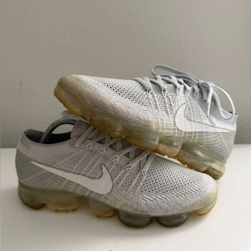 Nike Air Vapormax Men size 10 Flyknit Sneakers - White and Gray